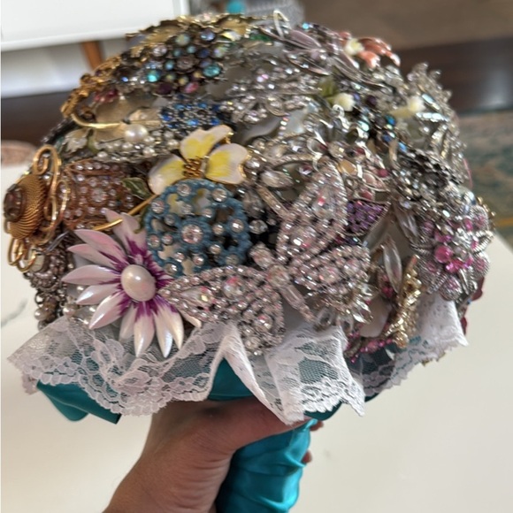 Colorful, Floral Brooch Bouquet with many vintage pieces - Picture 6 of 7